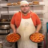 ...che con il figlio Marco di 24 anni gestisce il �forno in pietra�. �Il forno apparteneva al mio bisnonno Telegrafo che lo apr� nel 1934 � racconta il giovane �. E all�epoca era utilizzato solo ed esclusivamente per cuocere le pietanze portate da chi non possedeva una cucina�